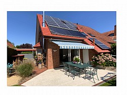 Sonniger Garten mit Terrasse, Photovoltaikanlage und gepflegter Außenanlage, ideale Wertanlage in Melle