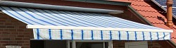 Elektrische Markise, mit Sturm-und Regenwächter so, wie sämtlich Fliegengitter an den Fenstern im Obergeschoß